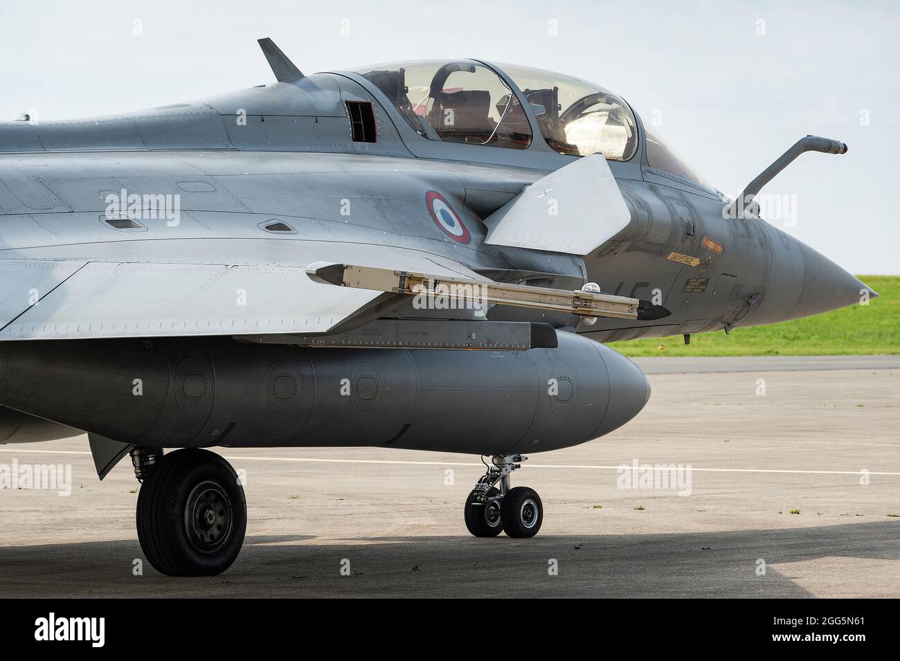 Un avión de combate multirol con dos asientos Dassault Rafale B de la Fuerza Aérea Francesa. Foto de stock