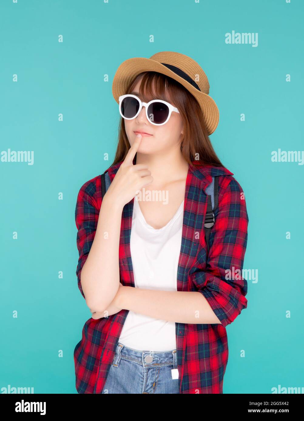 Hermoso retrato joven asiática mujer llevar gafas de sol y sombrero  teniendo mochila sonrisa confianza disfrutar de vacaciones de verano  aislado fondo azul, turista mo Fotografía de stock - Alamy