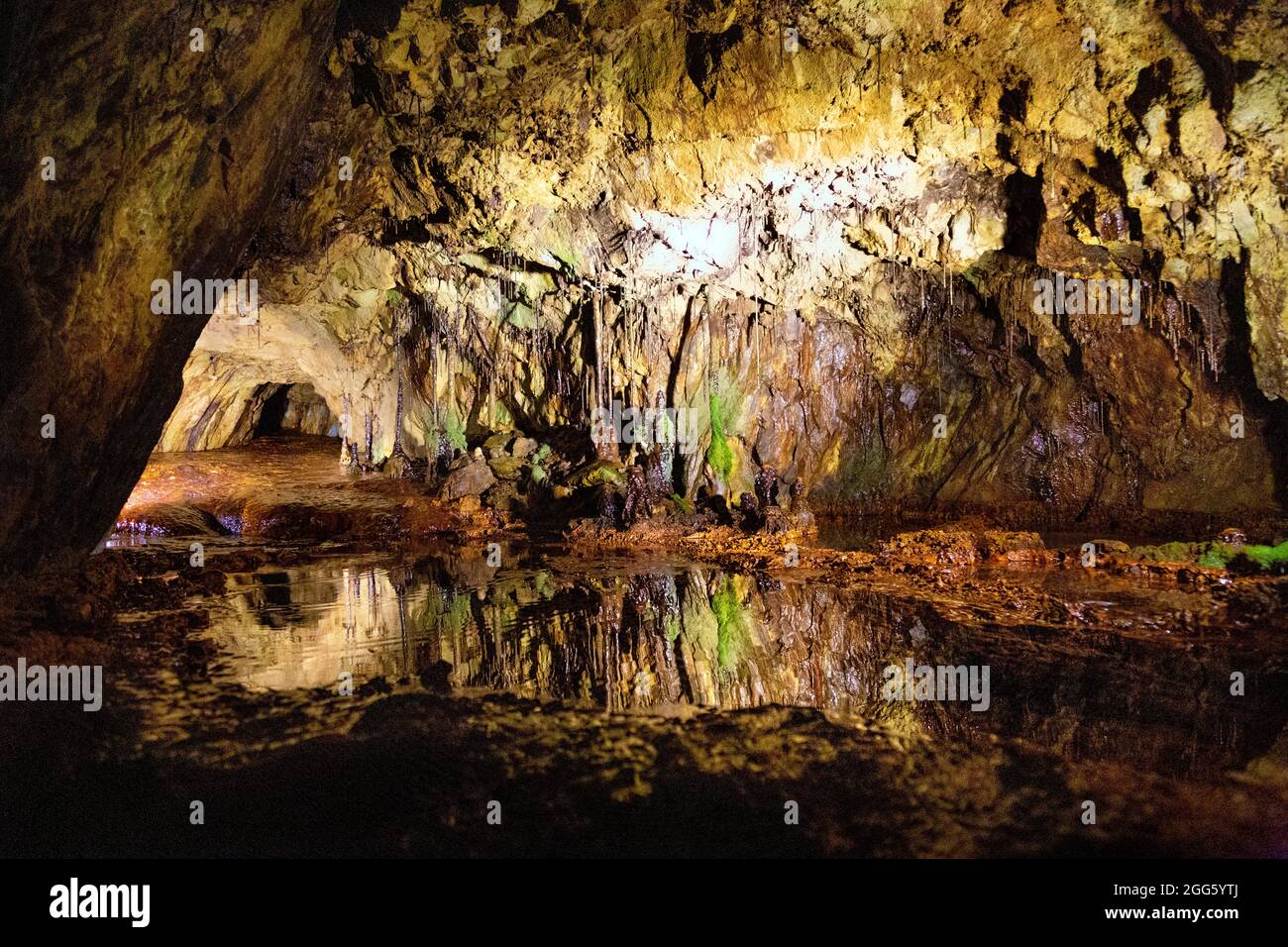 Estalactitas y estalagmitas dentro de una caverna en Sygun Copper Mine, Snowdonia, Gales, Reino Unido Foto de stock