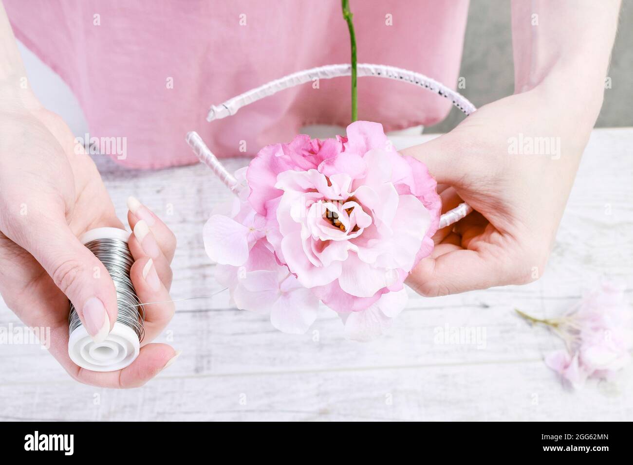 Florería en el trabajo: Cómo hacer corona de flores con rosas, eustoma  (lisianthus), hortensia (hydrangea) y Gypsophila paniculata. Ideas de  decoración para bodas Fotografía de stock - Alamy