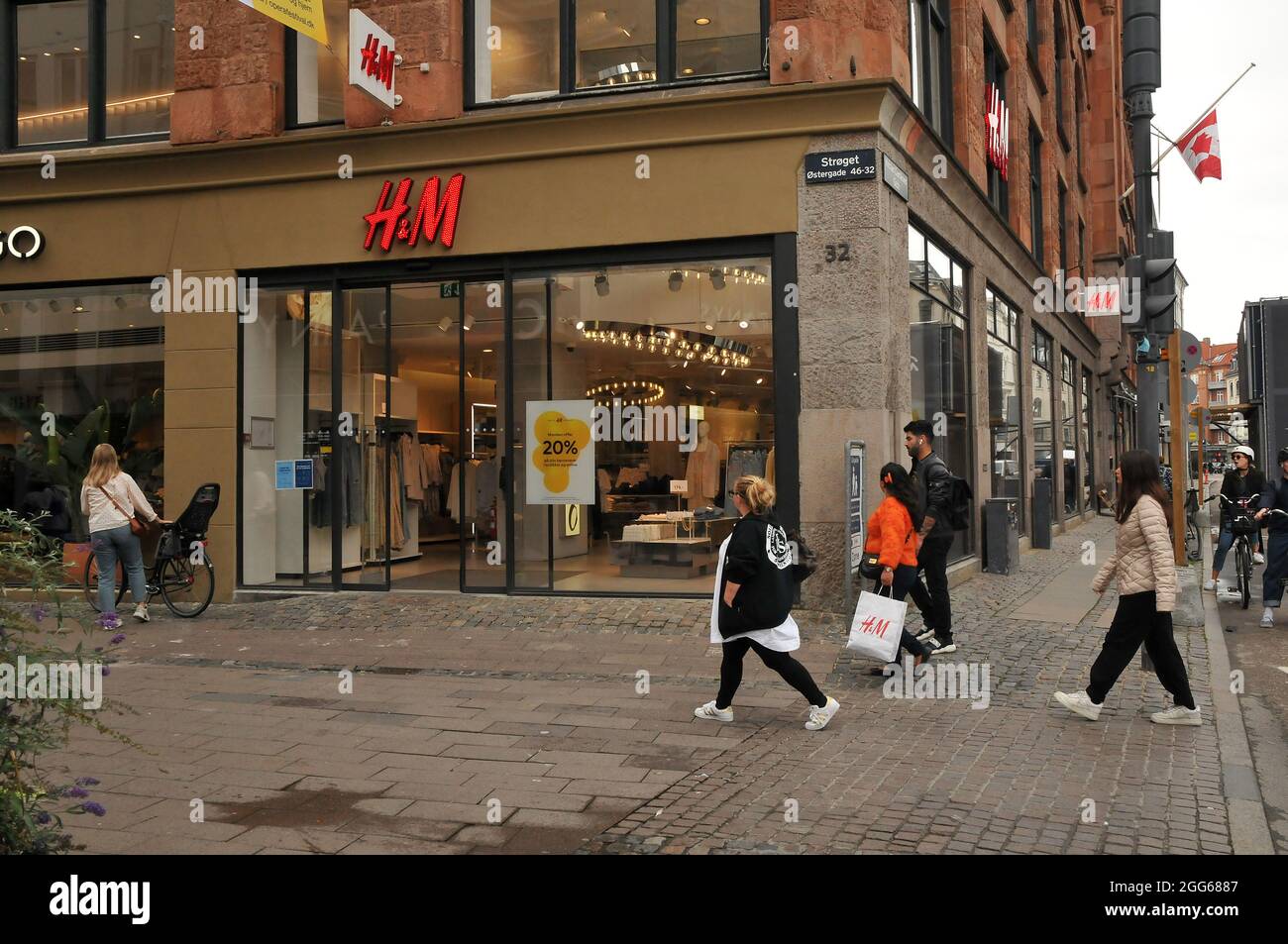 Copenhague, Dinamarca., 29 de agosto de 2021, 20% de descuento en la venta  en la tienda H&M sueca de la capital danesa Copenhague, Dinamarca.  (Foto..Francis Joseph Dean Fotografía de stock - Alamy