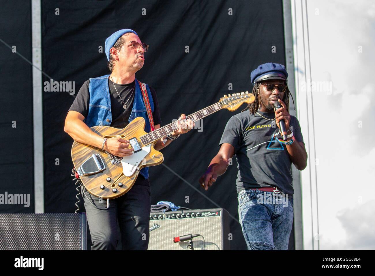 Adrian Quesada y Eric Burton de Black Pumas durante el Railbird Music en el recinto de el 28 de agosto de 2021, en Lexington, Kentucky (Foto de Daniel DeSlover/Sipa USA