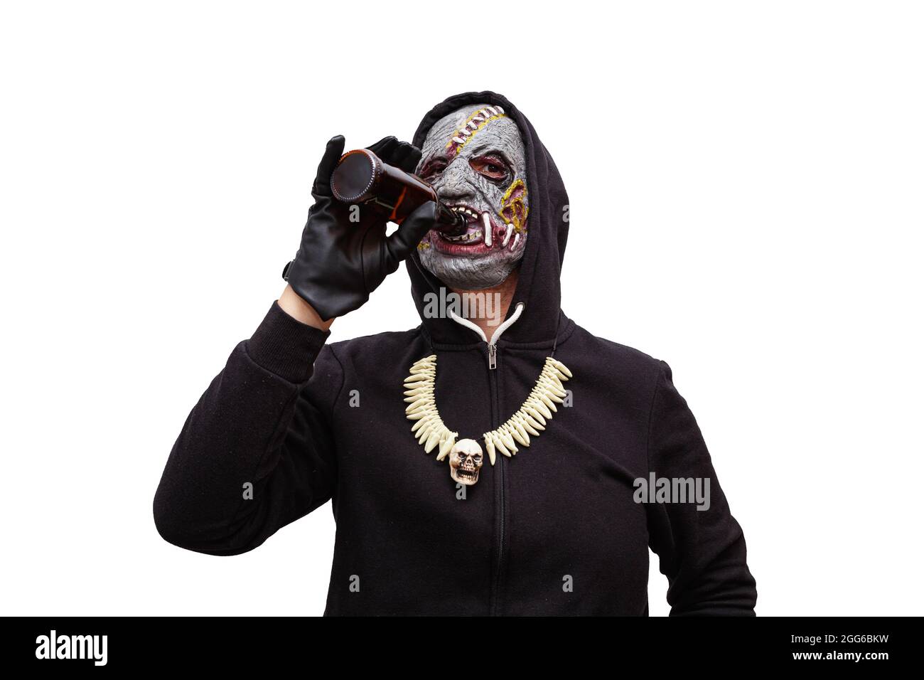 Un hombre disfrazado en una máscara zombie con una sudadera con capucha  negra con capucha está bebiendo una cerveza de una botella de vidrio  Fotografía de stock - Alamy