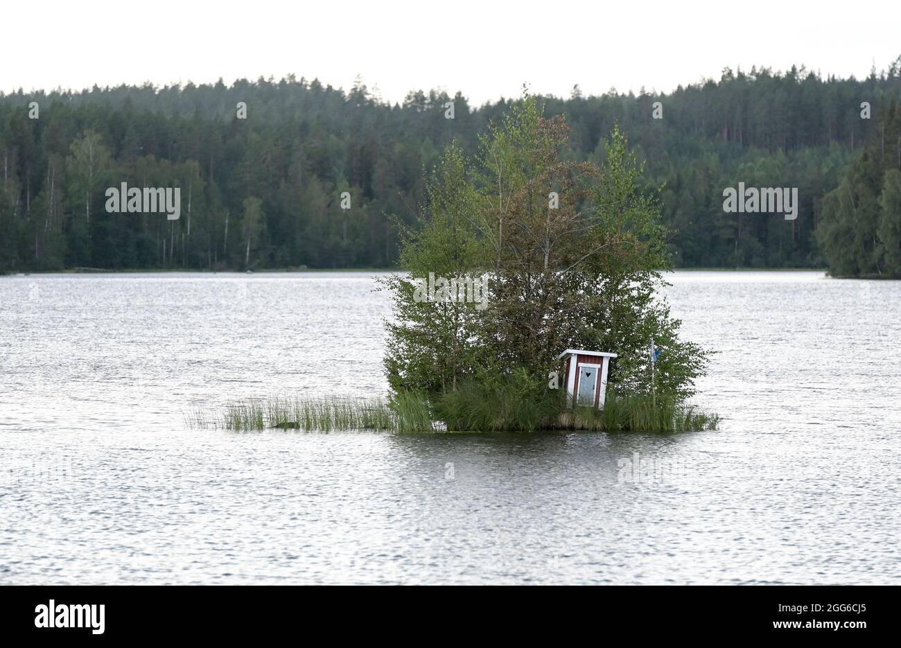 SUECIA, Falun, casa de aseo en la isla del lago / SCHWEDEN, Falun, Toilettenhäuschen auf Insel im See Foto de stock