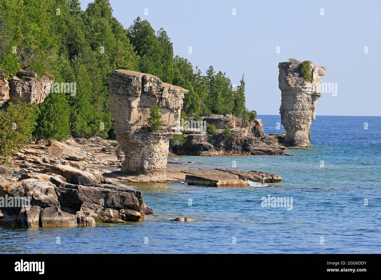 Los dos pilares rocosos se elevan desde las aguas de Georgian Bay en la isla Flowerpot en el Parque Marino Nacional Fathom Five, Lake Huron, Canadá Foto de stock
