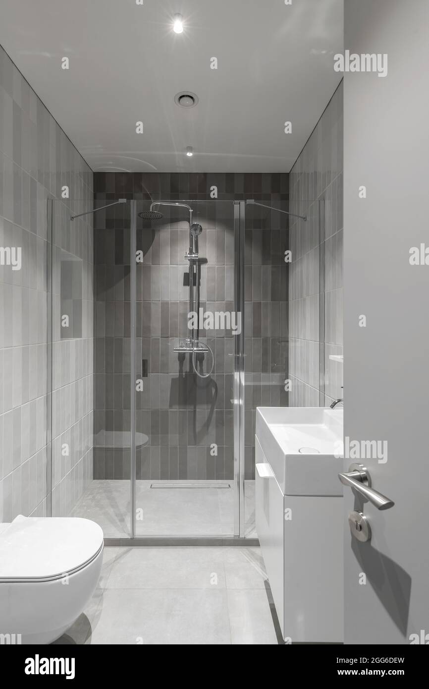 Baño moderno y minimalista, con diseño interior gris claro y azulejos grises  estilo metro Fotografía de stock - Alamy