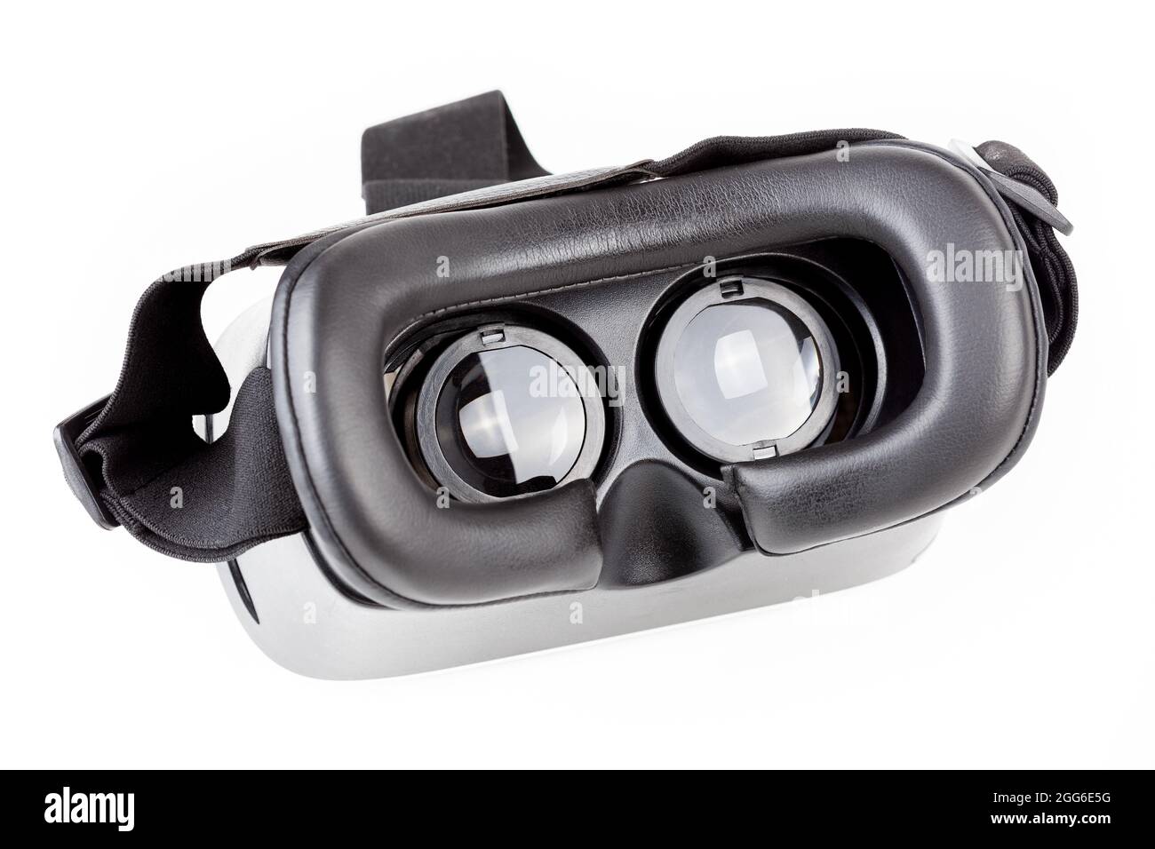 Gafas de realidad virtual VR para un smartphone, objeto simple cierre  aislado sobre blanco, dispositivo cortado. Luz en lentes, AR, teléfono móvil  aumentada real Fotografía de stock - Alamy