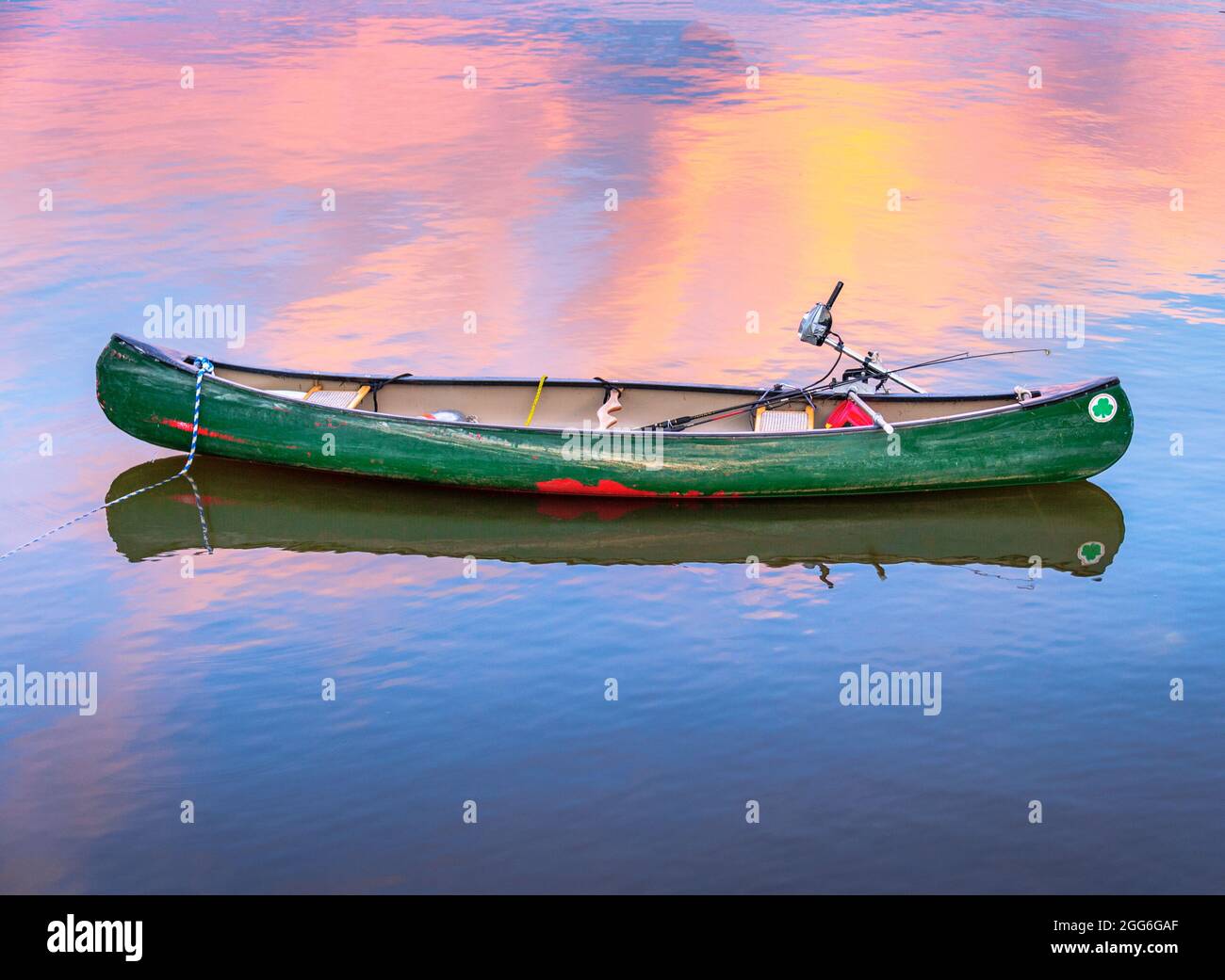 Canoa de pesca amarrada con motor eléctrico fuera borda Fotografía de stock  - Alamy