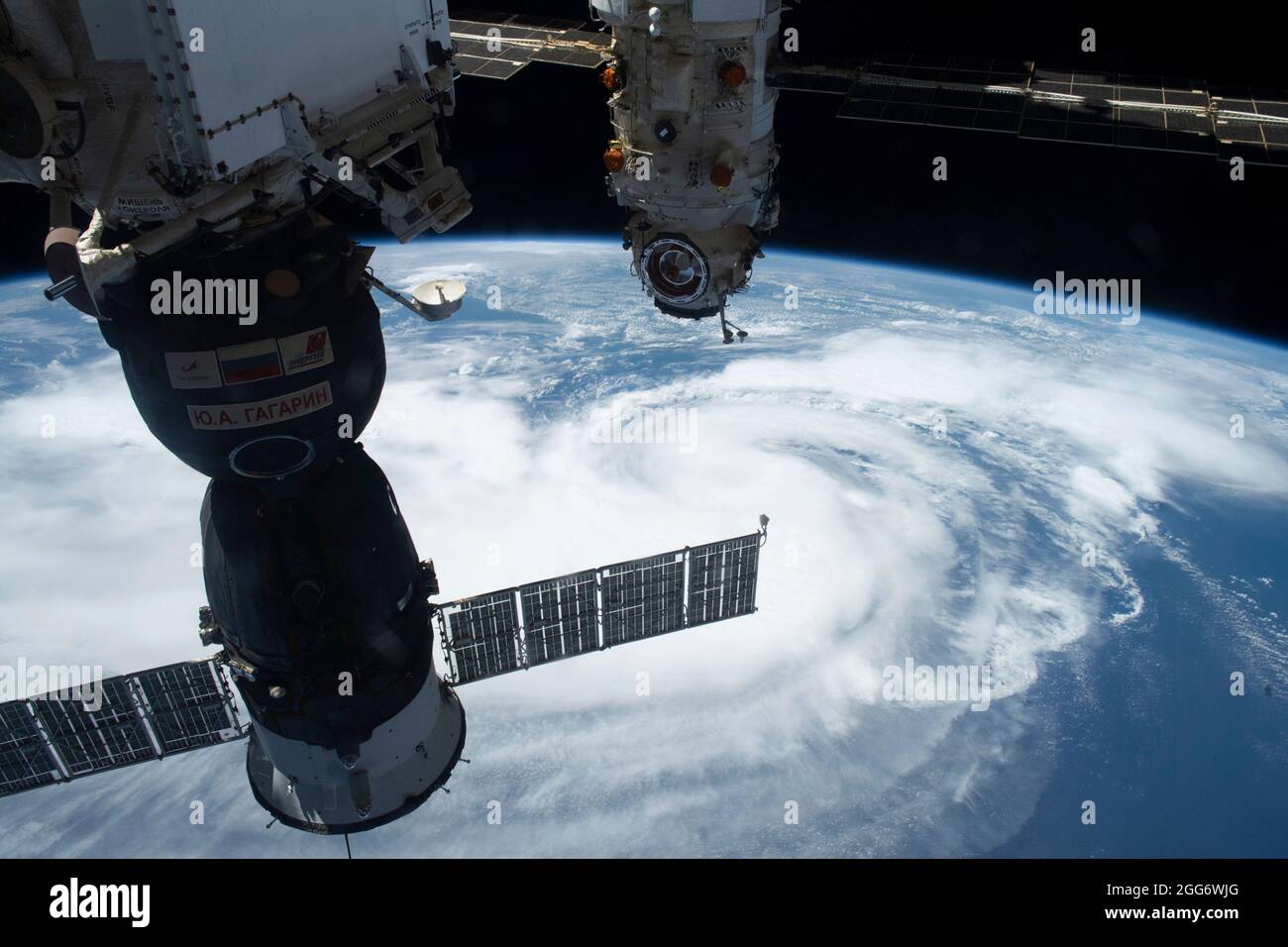 Vista que muestra el huracán Ida, una tormenta de categoría 4 al acercarse a la costa del Bajo Louisiana tomada de la Estación Espacial Internacional el 28 de agosto de 2021 en órbita terrestre. Ida está empacando vientos de 150 mph que se hicieron tierra hace 16 años hasta el día del huracán Katrina. Crédito: Planetpix/Alamy Live News Foto de stock