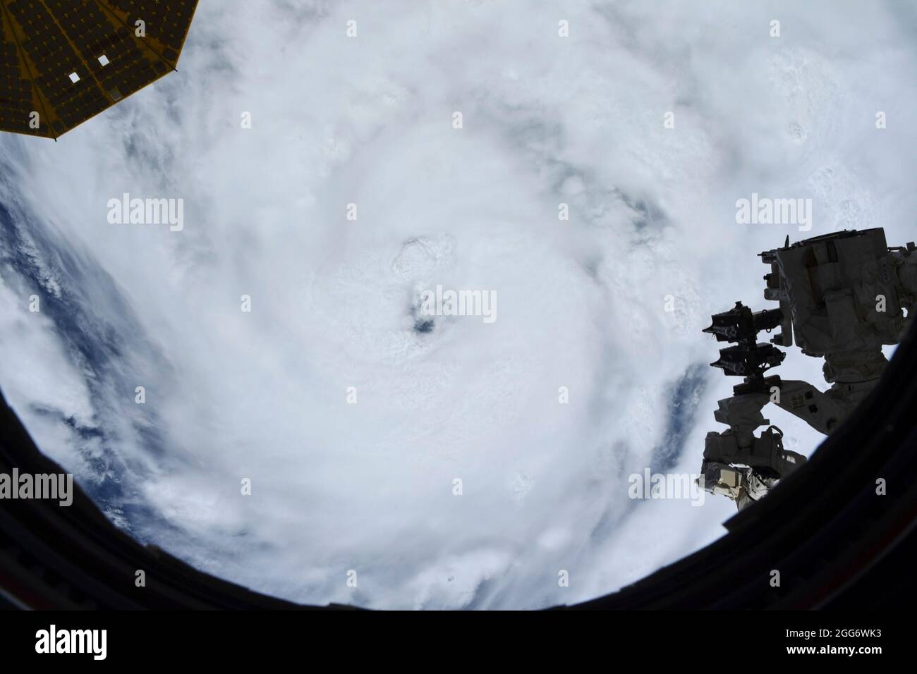 Vista que muestra la pared ocular del huracán Ida, una tormenta de categoría 4 que golpea la costa del Bajo Louisiana tomada de la Estación Espacial Internacional el 29 de agosto de 2021 por encima de Nueva Orleans, Louisiana. Ida está empacando vientos de 150 mph que se hicieron tierra hace 16 años hasta el día del huracán Katrina. Crédito: Planetpix/Alamy Live News Foto de stock