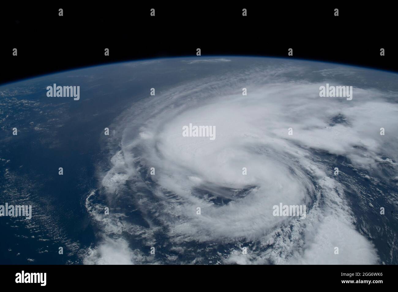 Vista que muestra el huracán Ida, una tormenta de categoría 4 al acercarse a la costa del Bajo Louisiana tomada de la Estación Espacial Internacional el 28 de agosto de 2021 en órbita terrestre. Ida está empacando vientos de 150 mph que se hicieron tierra hace 16 años hasta el día del huracán Katrina. Crédito: Planetpix/Alamy Live News Foto de stock