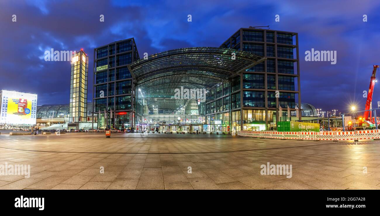 Berlín, Alemania - 22 de abril de 2021: Estación principal de tren de Berlín Hauptbahnhof Hbf tren arquitectura moderna en el panorama del crepúsculo en Alemania. Foto de stock