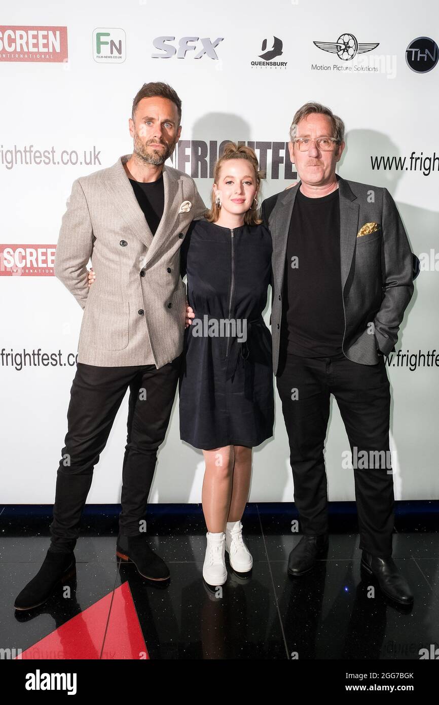 Jay Taylor, Holli Dempsey y Michael Smiley posan en el EVIE Media Wall  durante el Festival de Cine de la Frightfest el domingo 29 de agosto de  2021 en el Cenworld Leicester