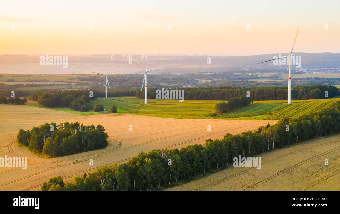 Vista aérea del parque eólico con aerogeneradores altos para la generación de electricidad ecológica . Estación eléctrica verde. Foto de stock
