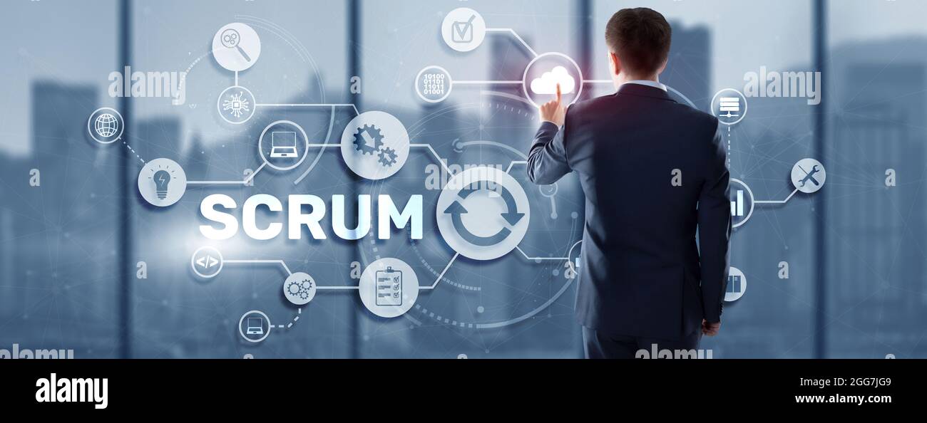 SCRUM. La mano presiona el scrum de inscripción en un panel virtual. Metodología de desarrollo ágil. Foto de stock
