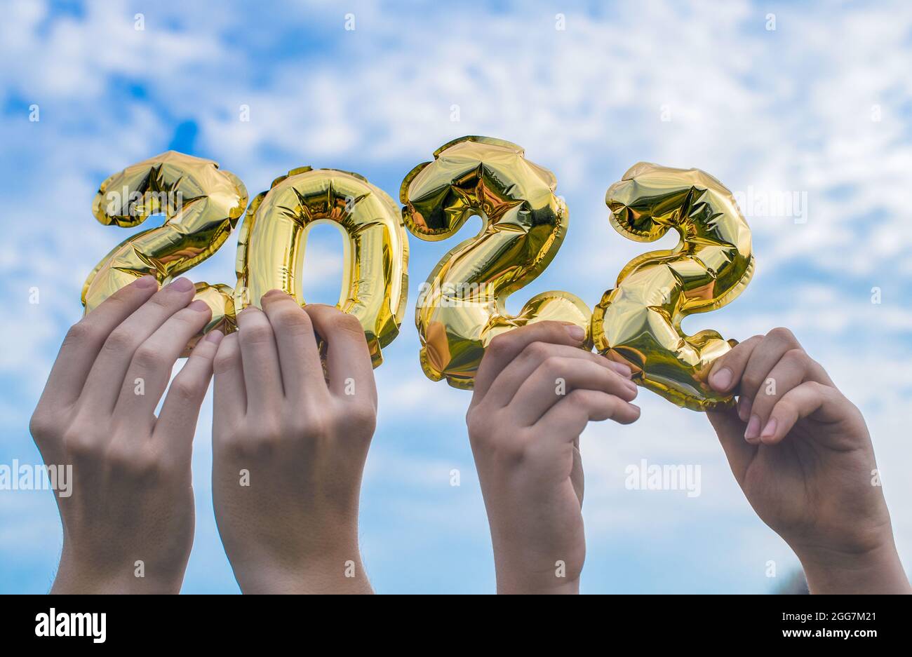 2022 números de año nuevo en globos dorados sobre fondo blanco Fotografía  de stock - Alamy