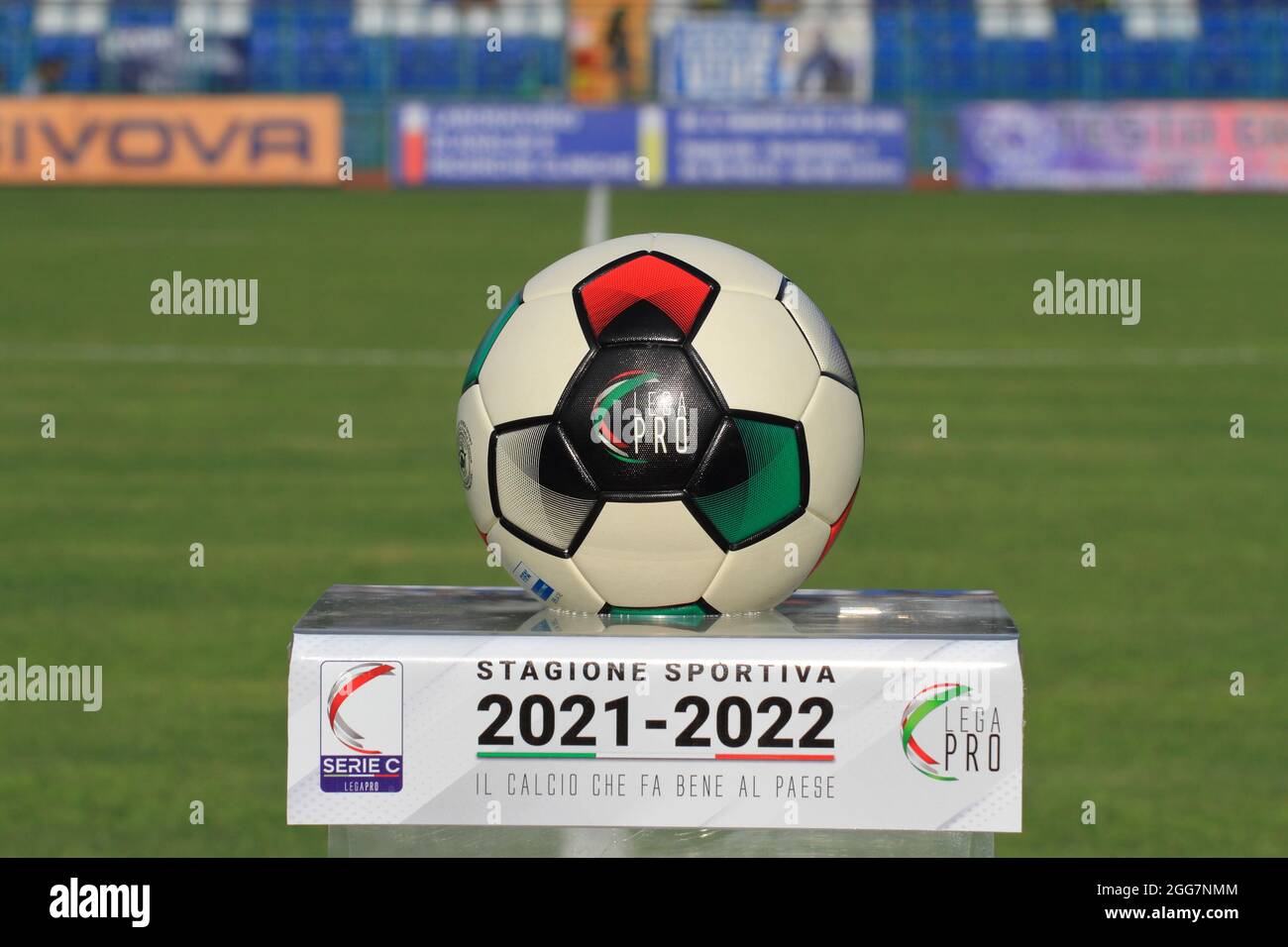 Balón oficial de la Serie C 2021/2022 durante la Liga Italiana de Fútbol  Pro, Serie C, Paganese vs ACR Messina en el Estadio Marcello Torre.  Puntuación final 4-4. (Foto de Pasquale Senatore/Pacific