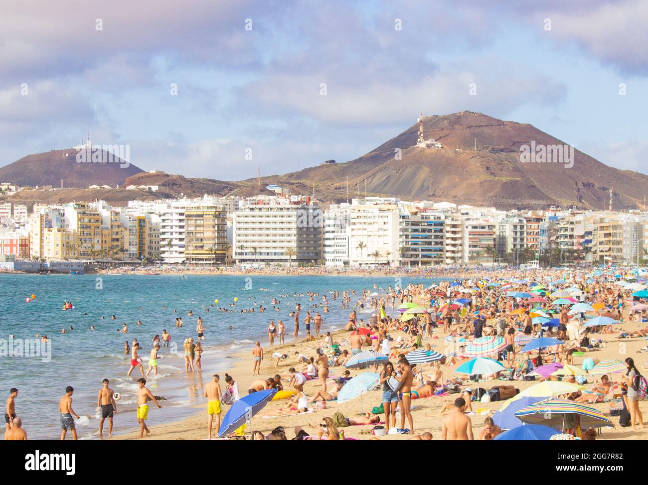 Las Palmas, Gran Canaria, Islas Canarias, España. 29th de agosto de 2021.  Los turistas, muchos del Reino Unido, se unen a los lugareños en una playa  repleta de ciudades en Las Palmas