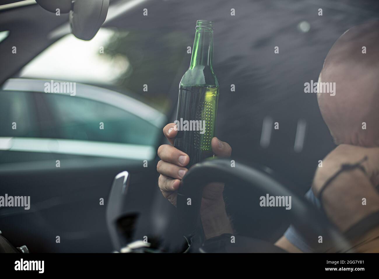 El hombre triste está atrapado conduciendo bajo la influencia del alcohol. Foto de stock