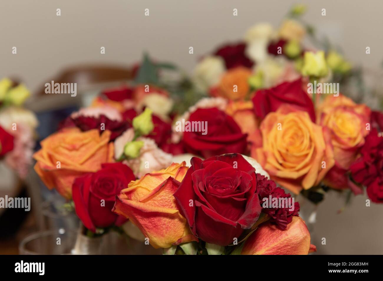 Múltiples ramos de rosas rojas y amarillas dispuestos en hermosos racimos  Fotografía de stock - Alamy