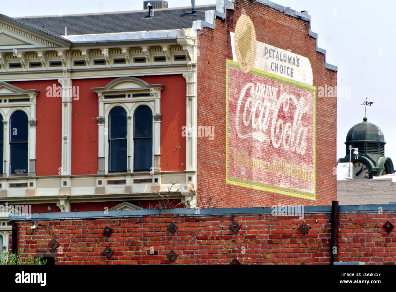 Vista del centro de la pequeña ciudad histórica de Petaluma Califonia USA Edificios con un clásico cartel publicitario de coca cola Foto de stock
