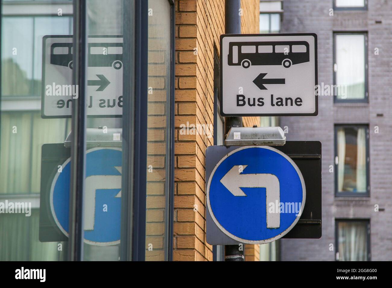Bristol, Reino Unido. 16th de agosto de 2021. Un 'Bus Lan' y una señal de 'Turn Left Only' en Bristol. Crédito: SOPA Images Limited/Alamy Live News Foto de stock
