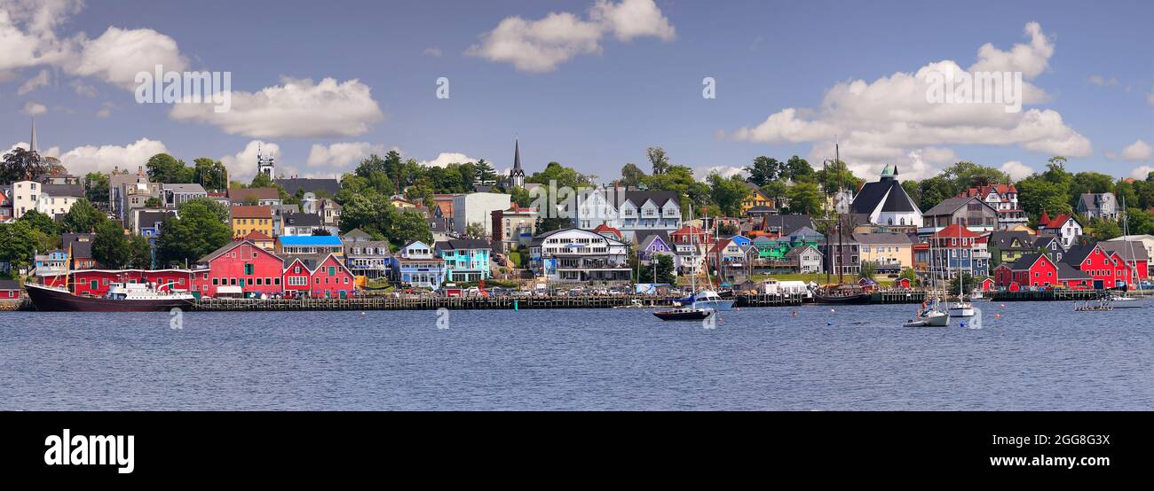 Vista panorámica del lugar declarado Patrimonio de la Humanidad por la UNESCO del centro histórico de Lunenburg y del puerto en el Océano Atlántico, Nueva Escocia, Canadá Foto de stock