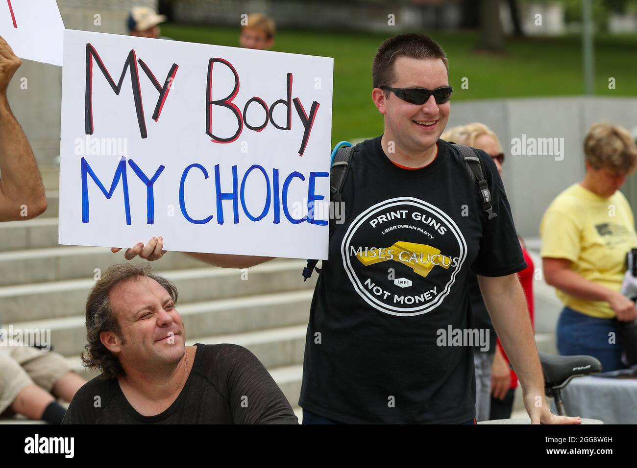 Un manifestante tiene una señal que dice 'cuerpo, mi elección' en el anti-vacuna, anti máscara Mandato Rally for Freedom en Harrisburg, Pennsylvania el 29 de agosto de 2021. (Foto de Paul Weaver/Sipa USA) Foto de stock