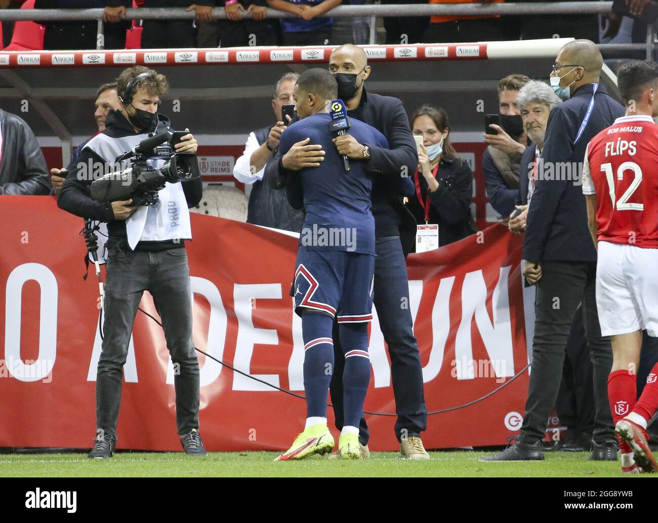 Kylian Mbappe del PSG saluda a Thierry Henry, pundit para Amazon Prime  Video Después del campeonato francés de fútbol Ligue 1 partido entre Stade  de Reims y Paris Saint-Germain el 29 de