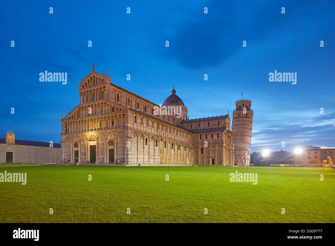 El Duomo y la torre inclinada de Pisa, Italia Foto de stock