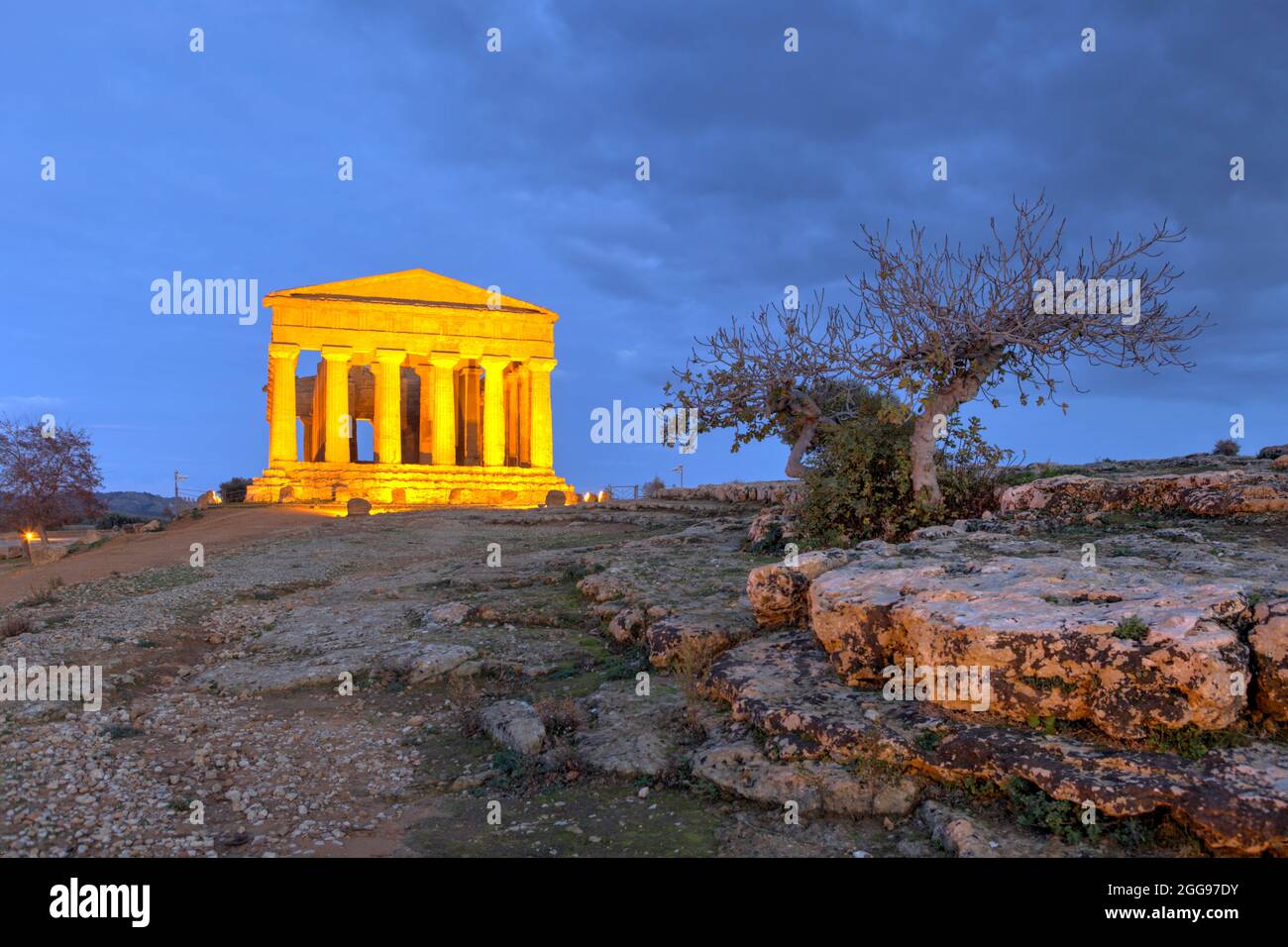 El Templo de la Concordia al anochecer, Valle de los templos, Agrigento, Sicilia, Italia Foto de stock