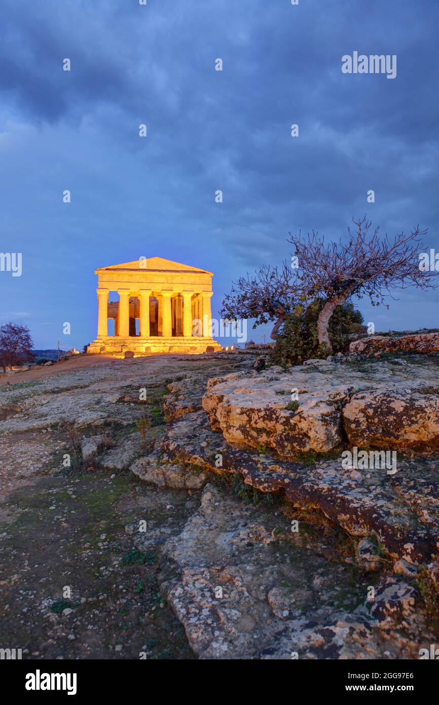 El Templo de la Concordia al anochecer, Valle de los templos, Agrigento, Sicilia, Italia Foto de stock