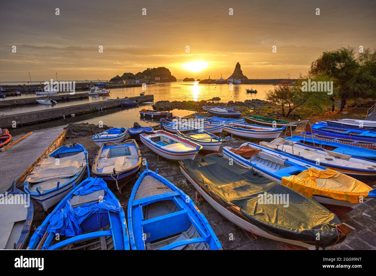 El pequeño puerto de Aci Trezza, Sicilia, Italia Foto de stock