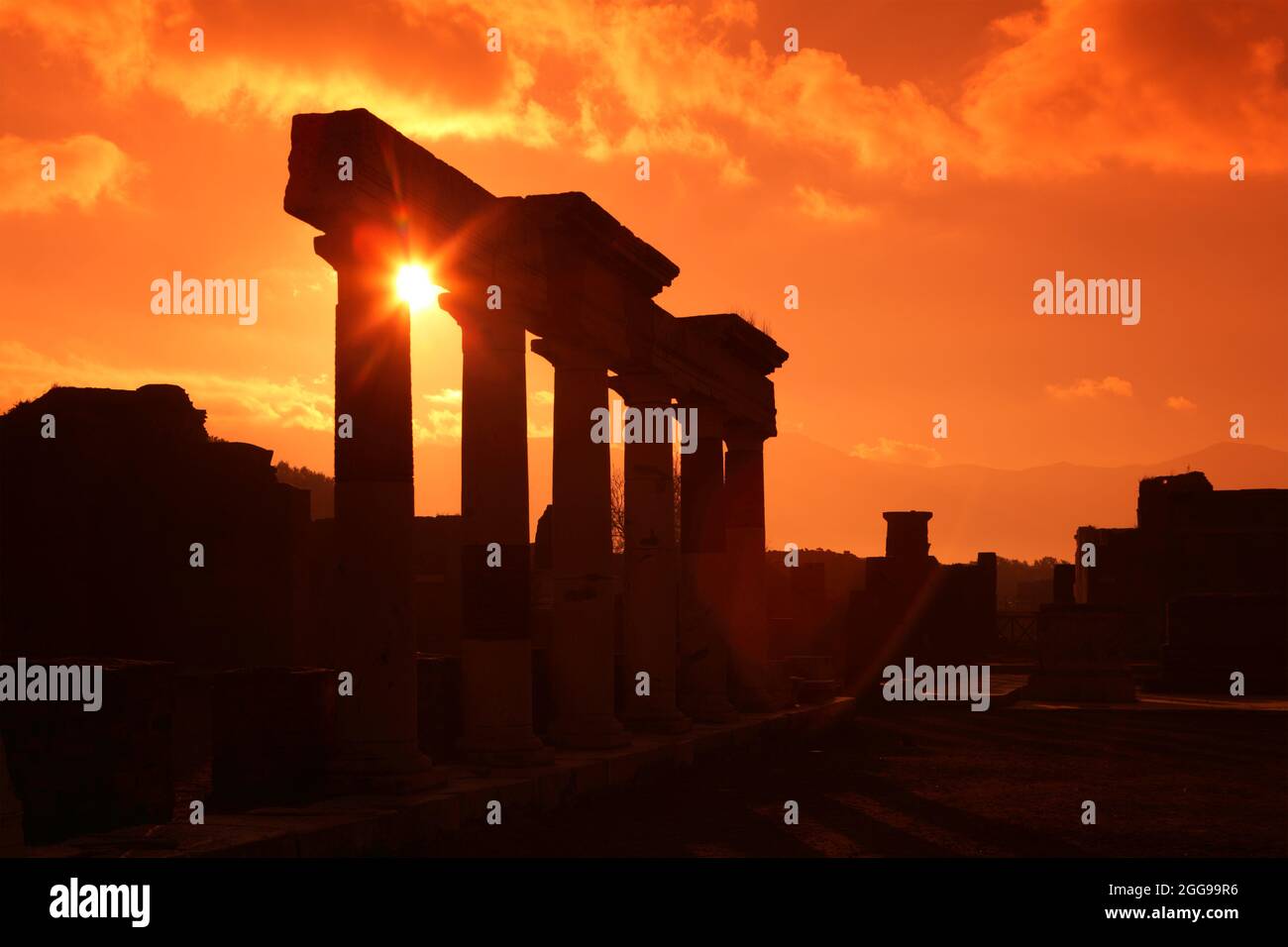 Columnas en el Foro de Pompeya, Nápoles, Italia Foto de stock