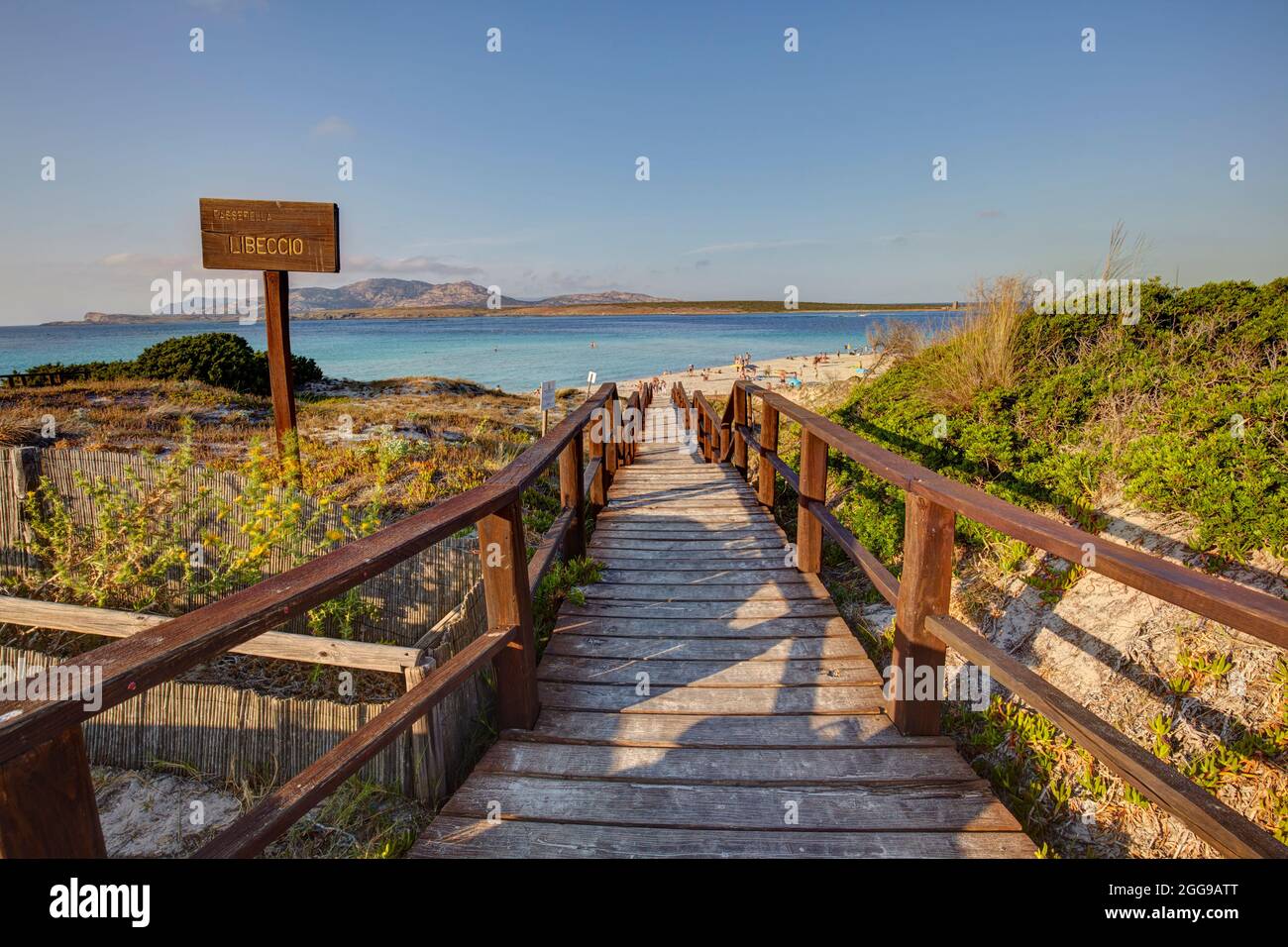 Pasarela a la playa de la Pelosa, en Stintino, Cerdeña, Italia Foto de stock