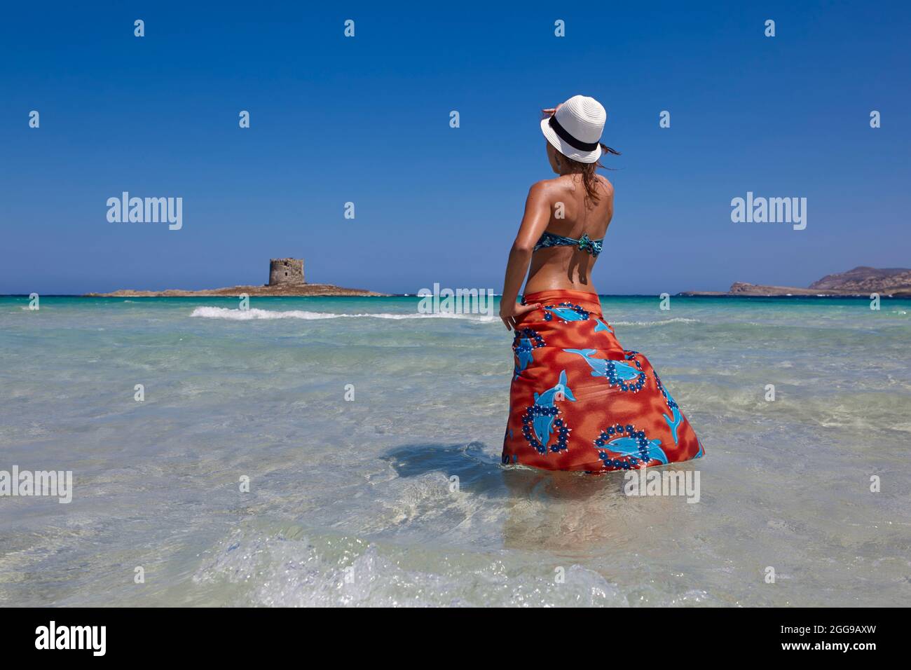 Mujer en la playa de la Pelosa, Cerdeña, Italia Foto de stock