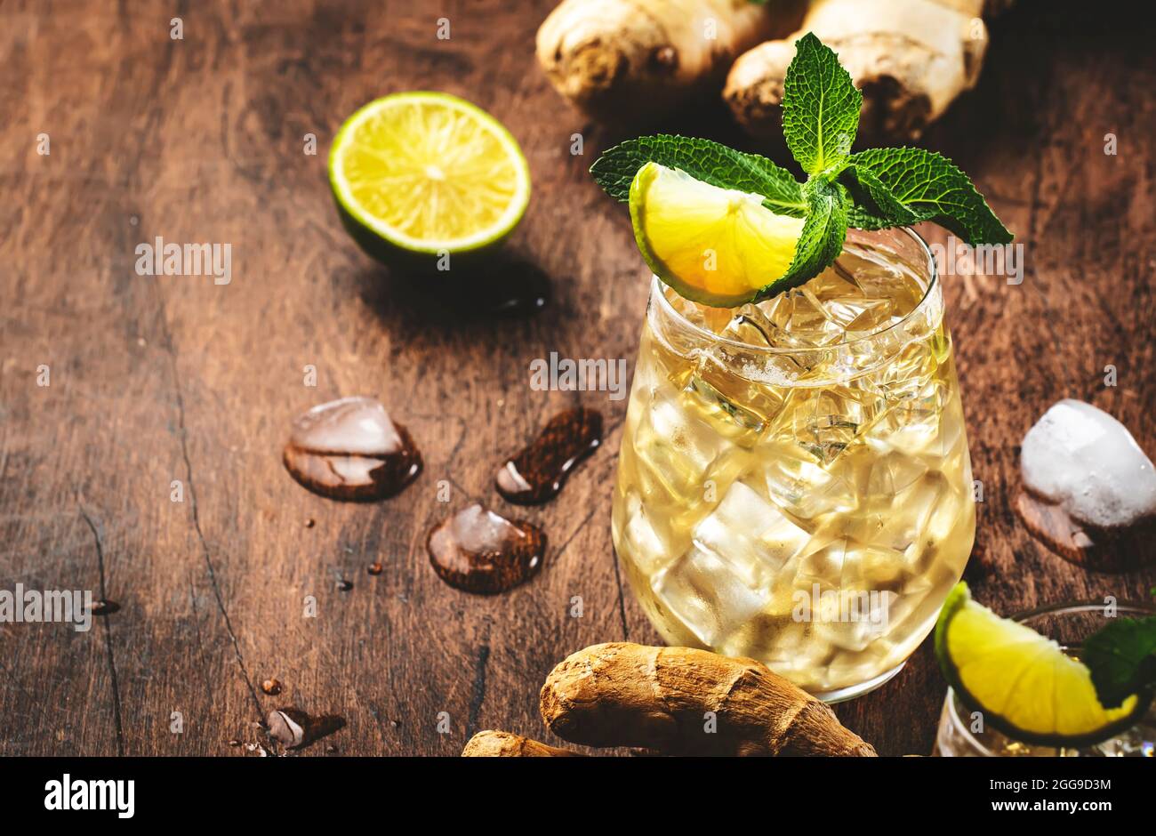 Cócteles clásicos de Ale con cerveza, lima, limón y hojas de menta en glasses sobre mesa madera, espacio negativo Fotografía de stock -