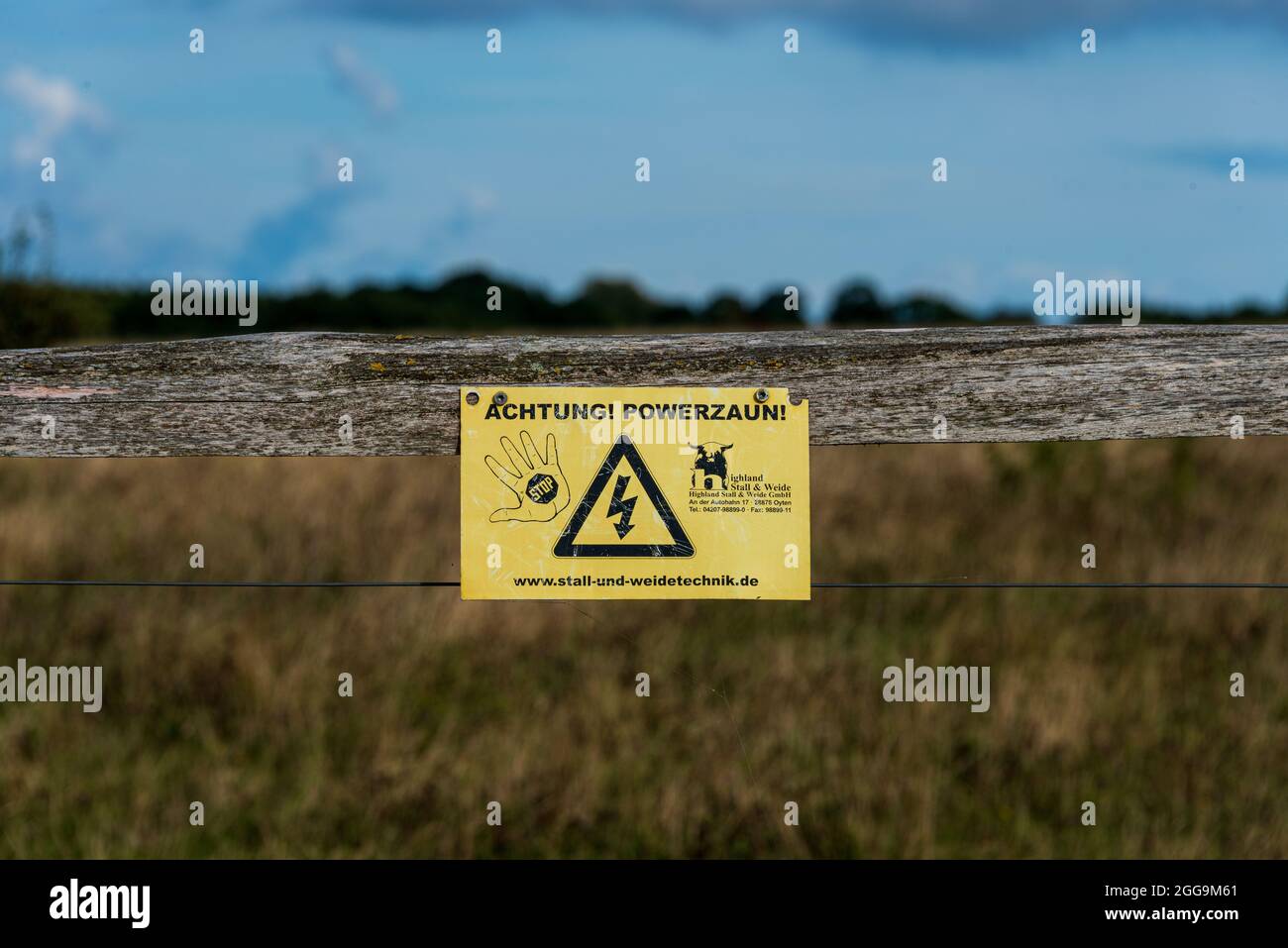 Warnung für Wander durch die Geltinger Birk auf einen elektrischen Zaun für ein Tiergehege im Naturschutzgebiet der Geltinger Birk Foto de stock