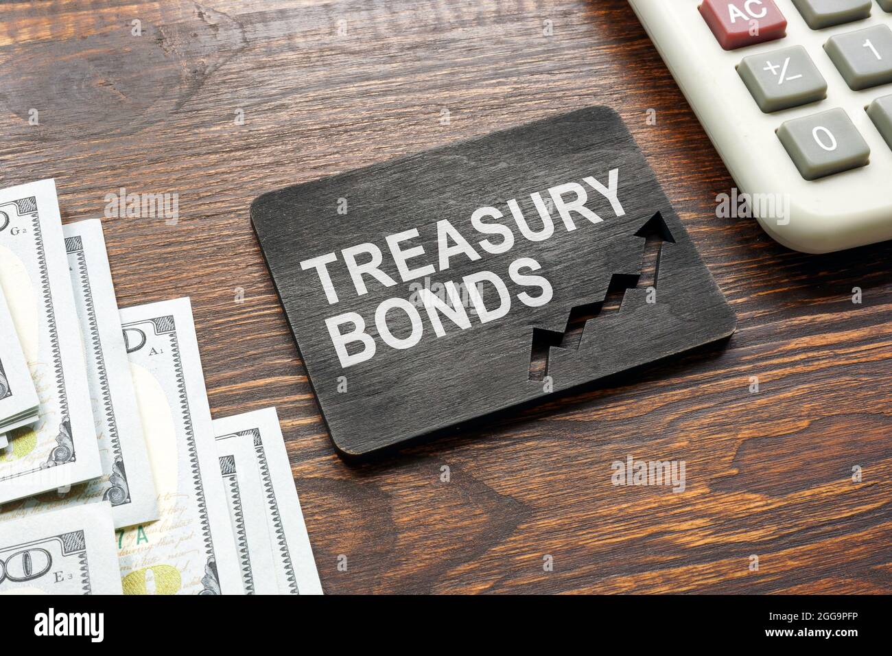 Concepto de bonos del Tesoro. Plato de madera y dinero. Foto de stock