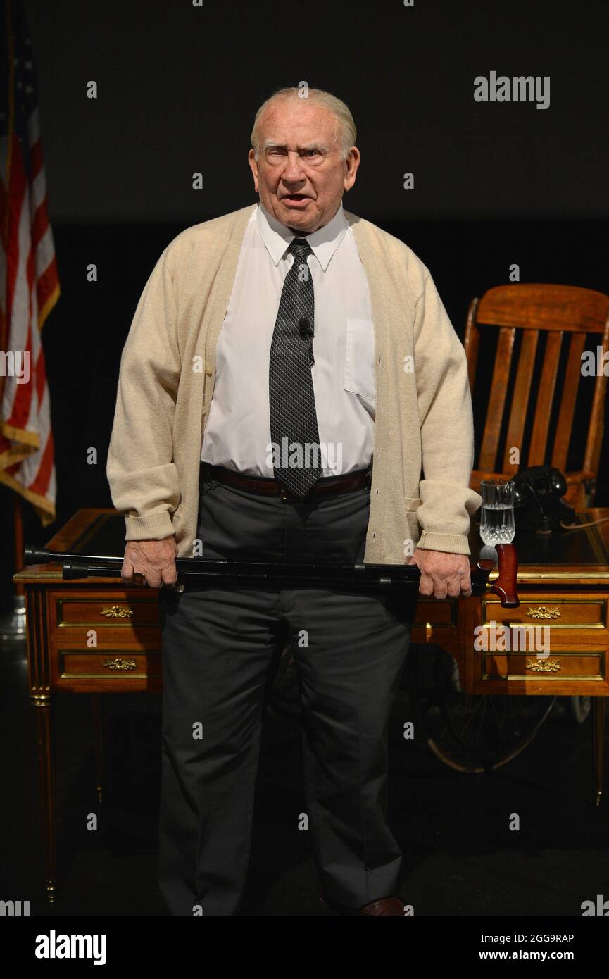 FORT LAUDERDALE, FL - 23 DE OCTUBRE: El actor Ed Asner recibe el premio FLiFF Lifetime Achievement Award en el Festival de Cine Internacional Anual de Fort Lauderdale 28th en Cinema Paradiso. La actuación en vivo del Sr. Asner de una escena de la FDR, seguida de un moderado Q&A sobre su carrera. Edward Asner (nacido el 15 de noviembre de 1929), comúnmente conocido como Ed Asner, es un actor estadounidense de cine, televisión, escenario y voz y ex presidente del Screen Actors Guild. Es conocido principalmente por su papel ganador del Premio Emmy como Lou Grant durante el 1970s y principios de 1980s, tanto en el Show de Mary Tyler Moore como en sus s Foto de stock