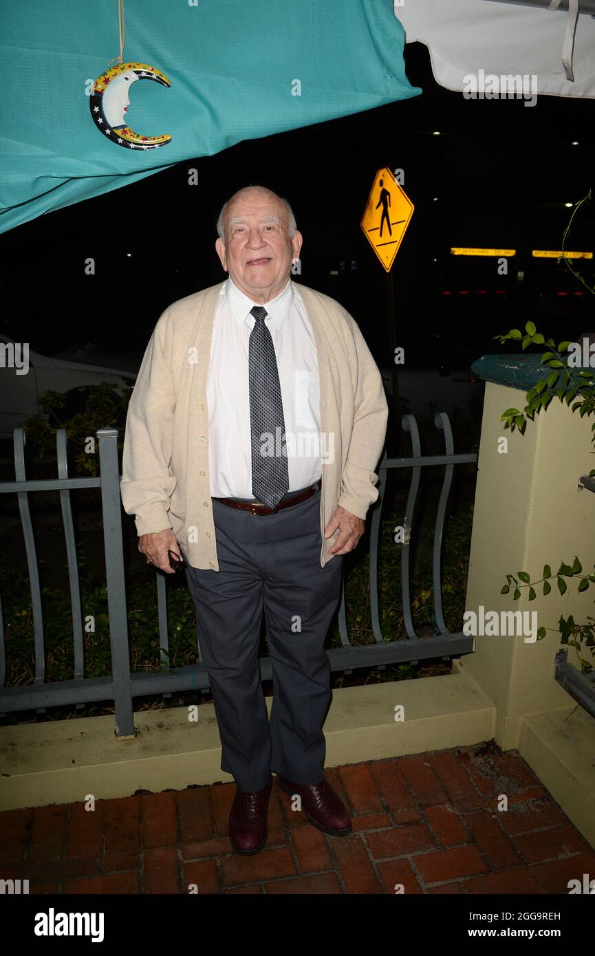 FORT LAUDERDALE, FL - 23 DE OCTUBRE: El actor Ed Asner recibe el premio FLiFF Lifetime Achievement Award en el Festival de Cine Internacional Anual de Fort Lauderdale 28th en Cinema Paradiso. La actuación en vivo del Sr. Asner de una escena de la FDR, seguida de un moderado Q&A sobre su carrera. Edward Asner (nacido el 15 de noviembre de 1929), comúnmente conocido como Ed Asner, es un actor estadounidense de cine, televisión, escenario y voz y ex presidente del Screen Actors Guild. Es conocido principalmente por su papel ganador del Premio Emmy como Lou Grant durante el 1970s y principios de 1980s, tanto en el Show de Mary Tyler Moore como en sus s Foto de stock