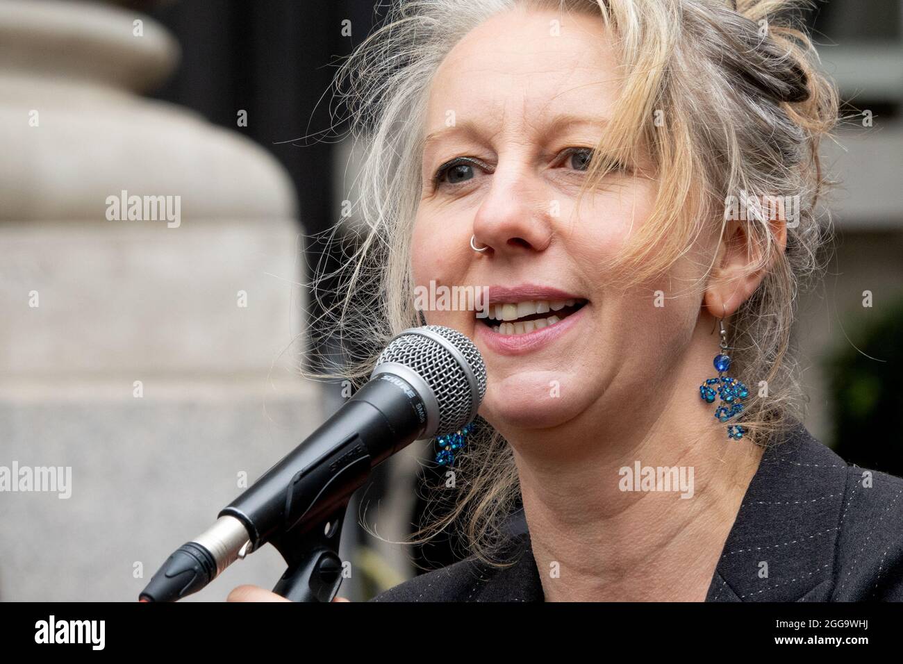 Gail Bradbrook - activista ambiental y cofundador de la Rebelión de Extinción - hablando en una demostración de XR en el Banco de Inglaterra, el 27th de agosto Foto de stock