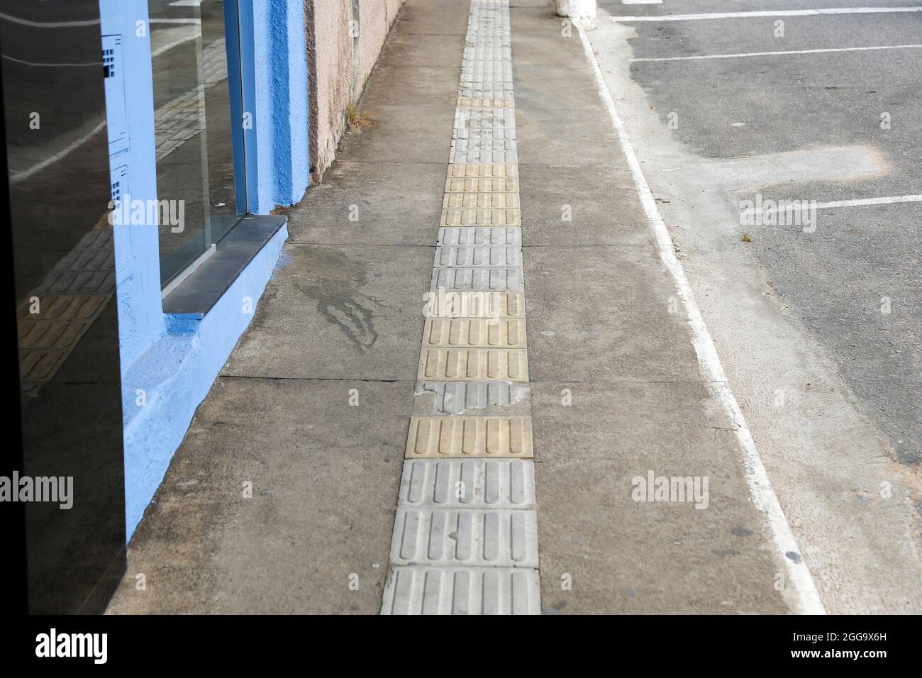 piso táctil para personas con deficiencias visuales - banda de accesibilidad Foto de stock