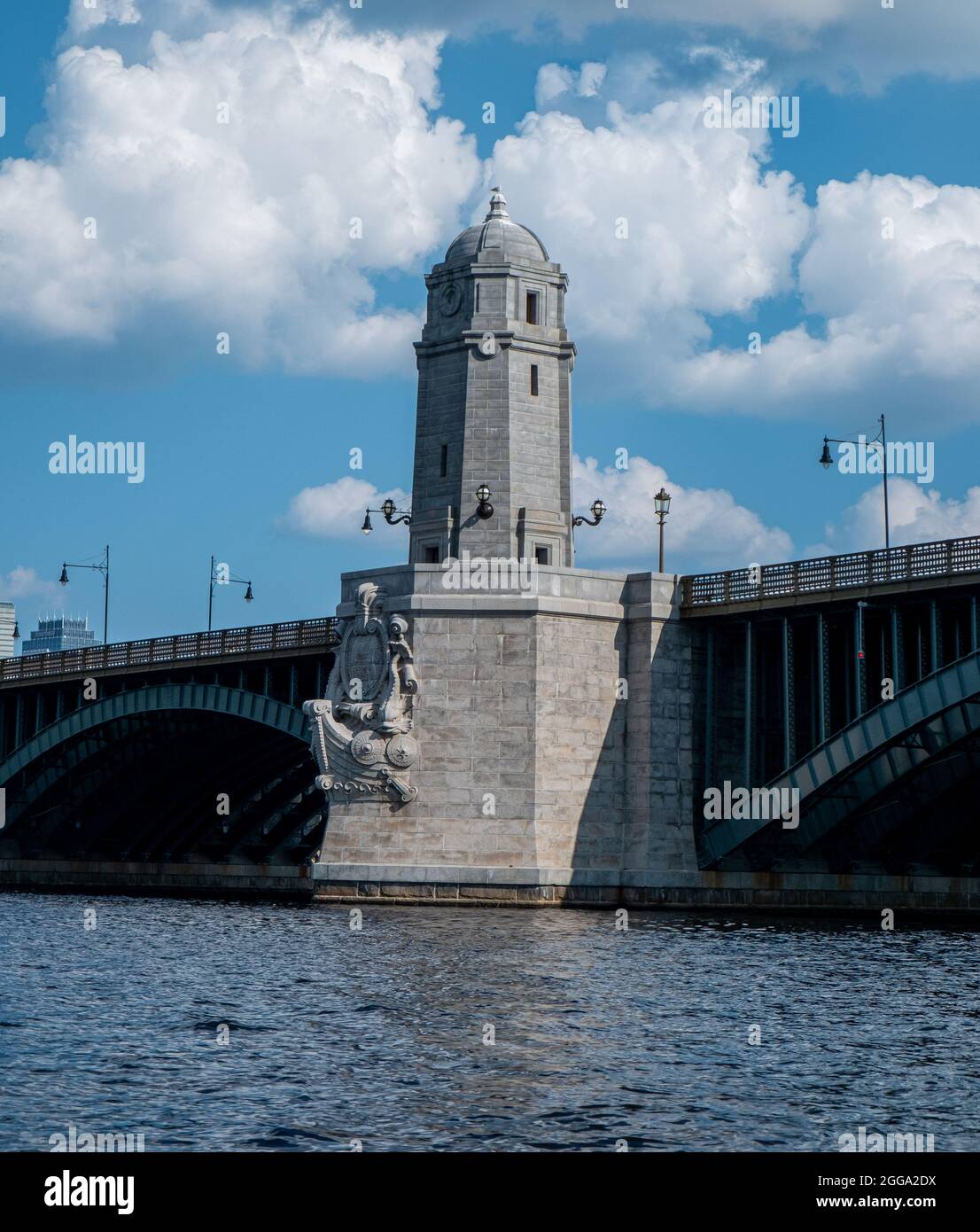 El puente Longfellow es un puente de acero en forma de arco sobre el río Charles para conectar el barrio Beacon Hill de Boston con la zona de Kendall Square Foto de stock