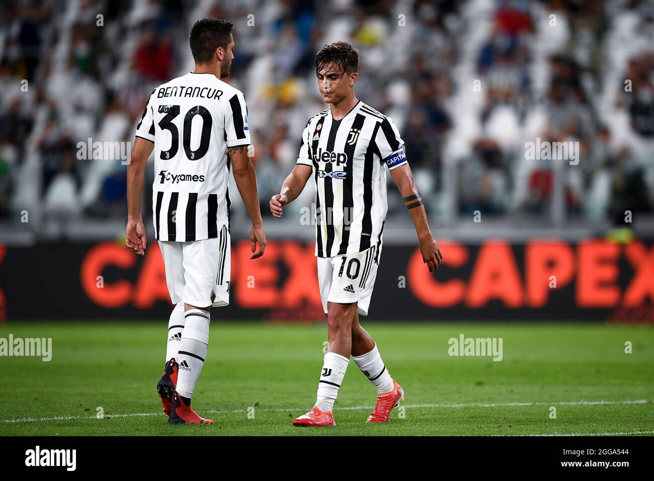 Turín, Italia. 28 de agosto de 2021. Paulo Dybala (R) de Juventus FC y Rodrigo Bentancur de Juventus FC parecen desanimados durante la Serie A de fútbol entre Juventus FC y Empoli Turín, Italia. 28 de agosto de 2021. Paulo Dybala (R) de Juventus FC y Rodrigo Bentancur de Juventus FC parecen desanimados durante la Serie A de fútbol entre Juventus FC y Empoli