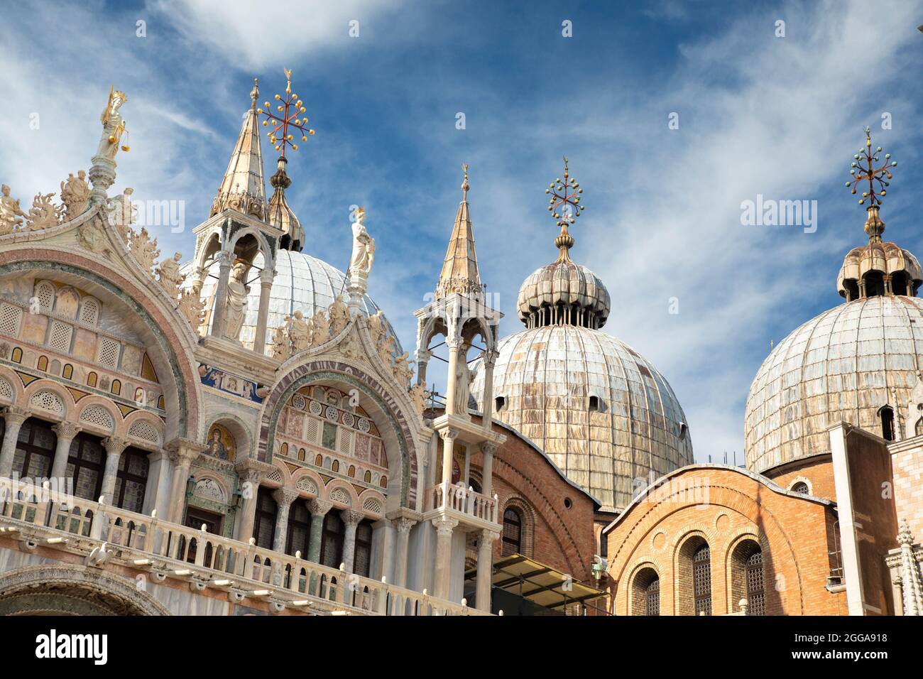 Detalle artístico de las torres y cúpulas de la Basílica de San Marcos en Venecia - ciudades italianas para visitar y puntos de interés turístico y cultural Foto de stock