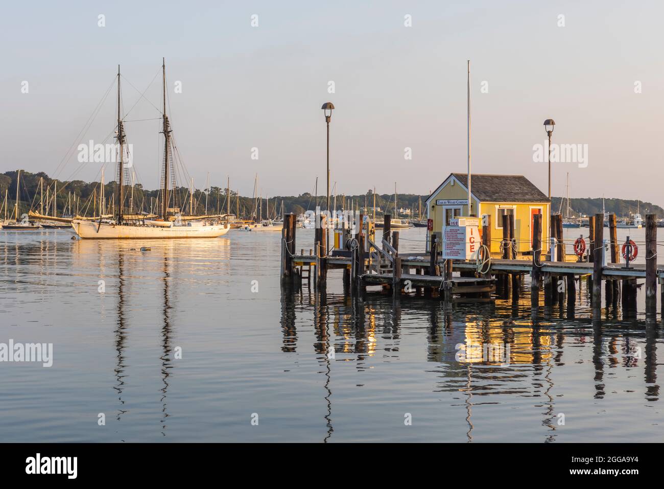 Tisbury Wharf en el puerto Vineyard Haven, en Tisbury, Massachusetts, en Martha's Vineyard, con una goleta de dos mástiles 'Alabama' amarrada cerca. Foto de stock