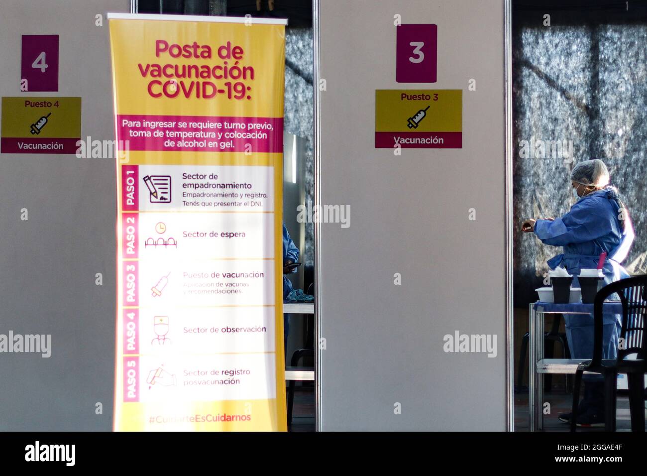 BUENOS AIRES, 30.08.2021: Un puesto de vacunación recibe adultos para aplicar la segunda dosis de la vacuna Sputnik V contra Covid-19. Foto de stock