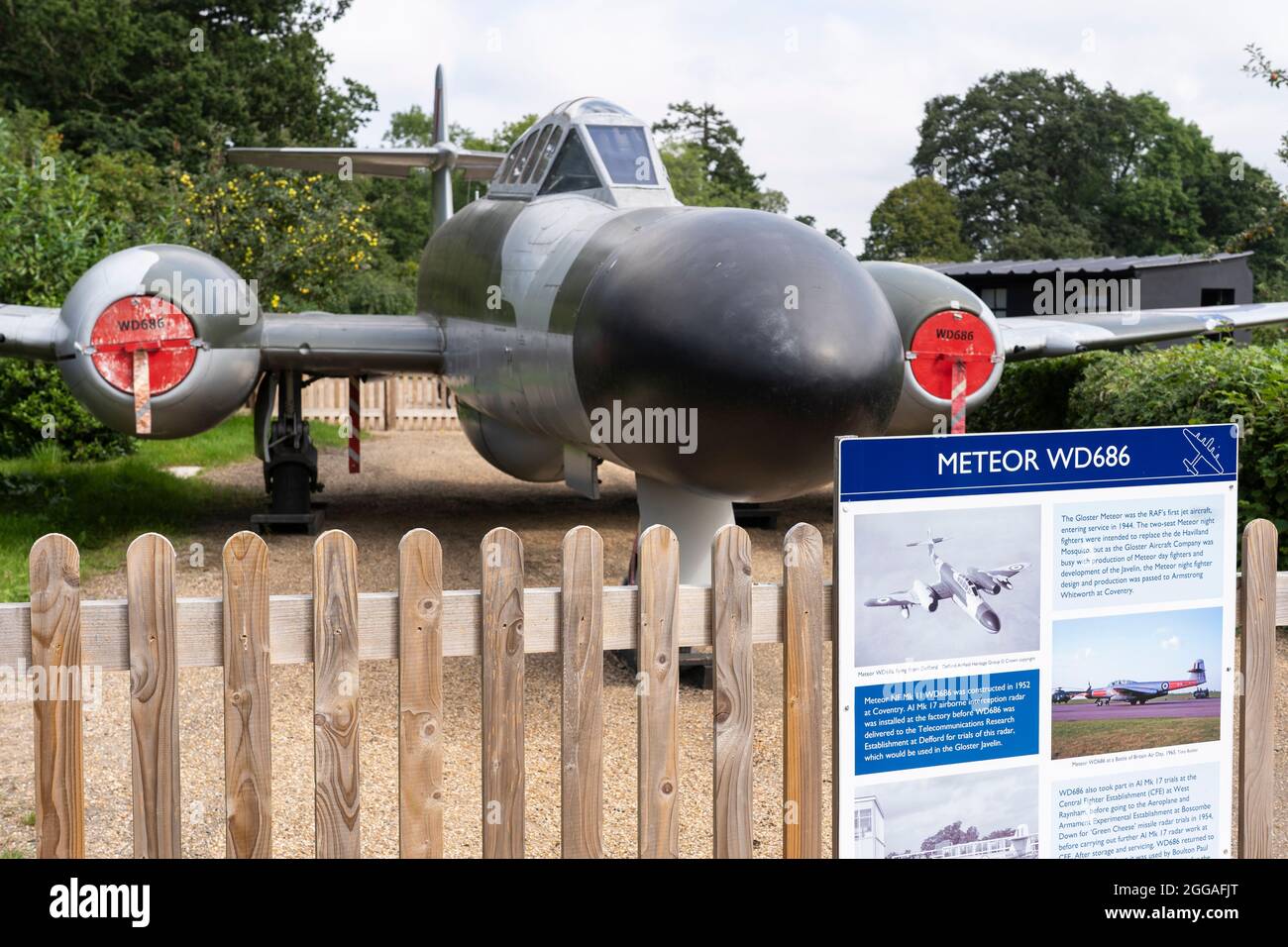 El último avión que voló fuera del aeródromo de Deffd fue el caza nocturno Gloster Meteor NF Mark 11 WD686. El avión está representado en el aeródromo de Deffd, Reino Unido Foto de stock