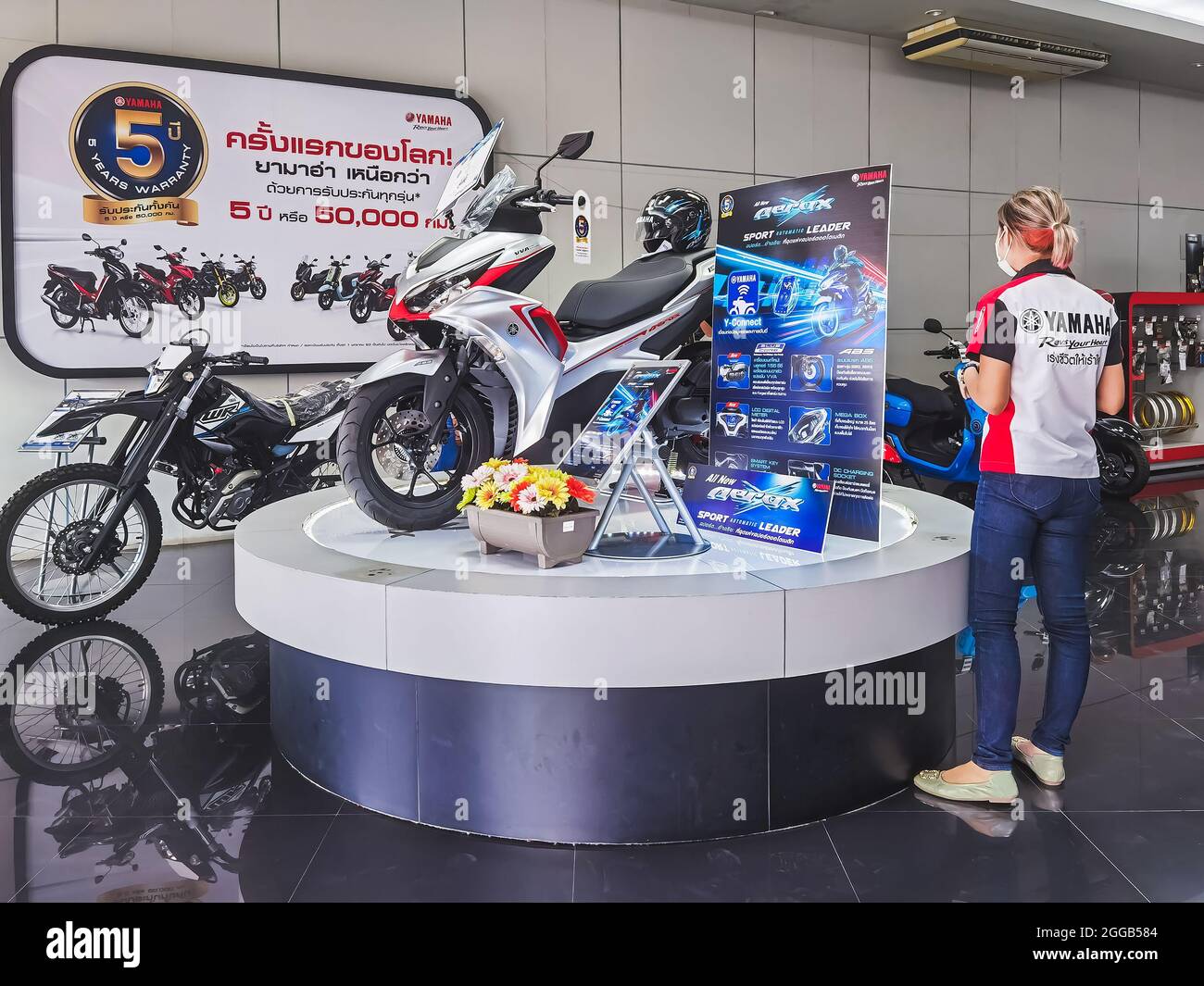Motocicletas en la tienda Yamaha de la sala de exposición. Tienda  motocicleta, herramientas profesionales, enfoque selectivo Fotografía de  stock - Alamy